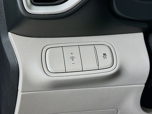 Used 2023 Hyundai Venue SEL image 17