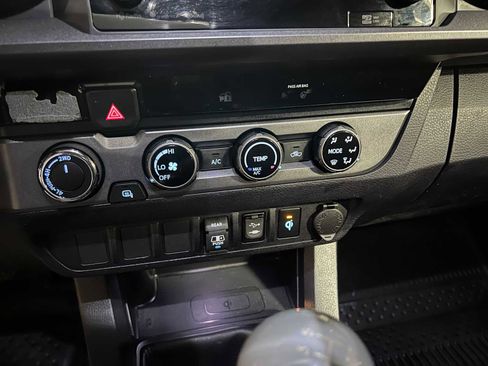Used 2018 Toyota Tacoma TRD Sport AWD/4WD image 32