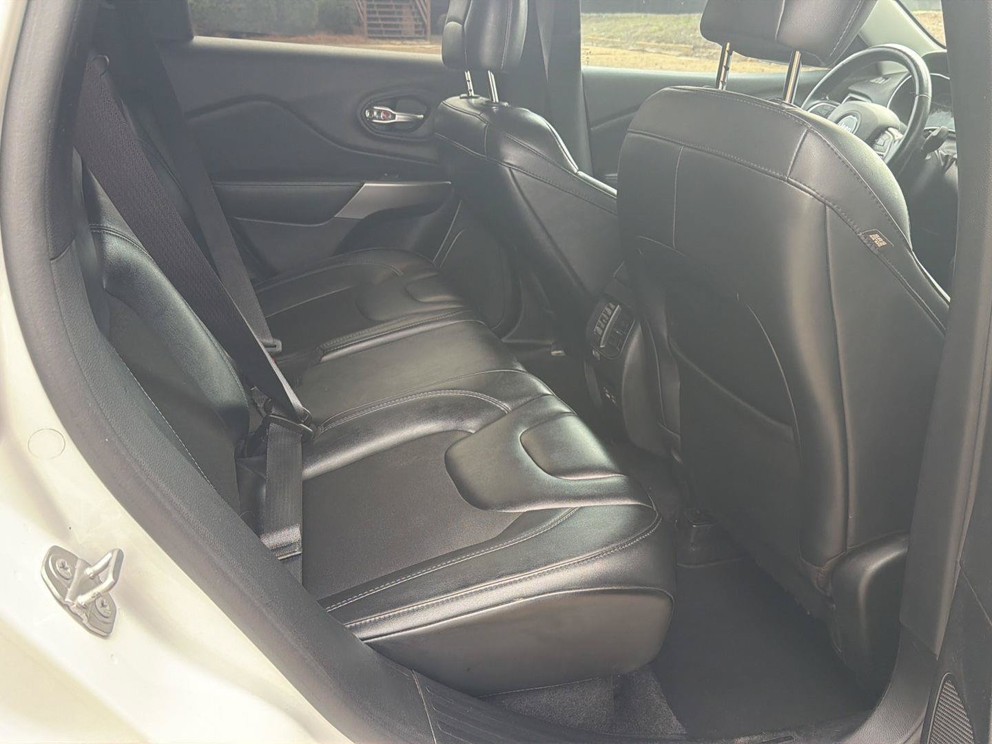 Used 2021 Jeep Cherokee Latitude Plus w/ Sun & Sound Group AWD/4WD image 16