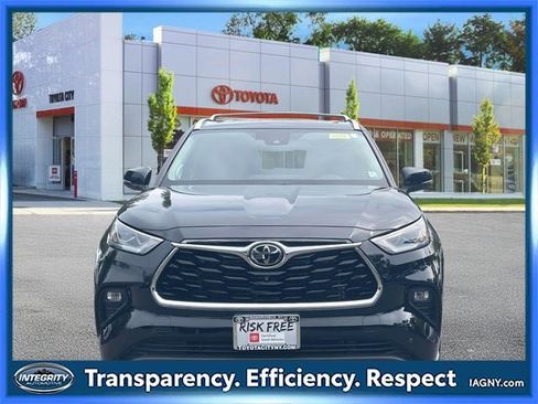 Used 2023 Toyota Highlander Platinum image 2