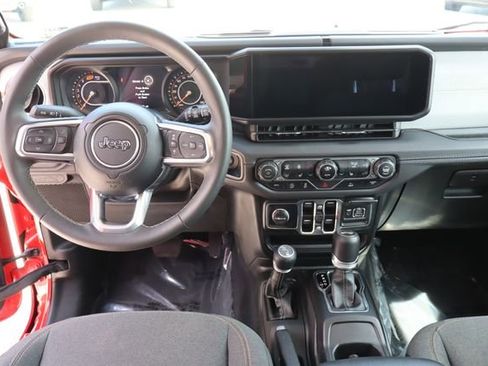 Used 2025 Jeep Wrangler Unlimited Sahara AWD/4WD image 30