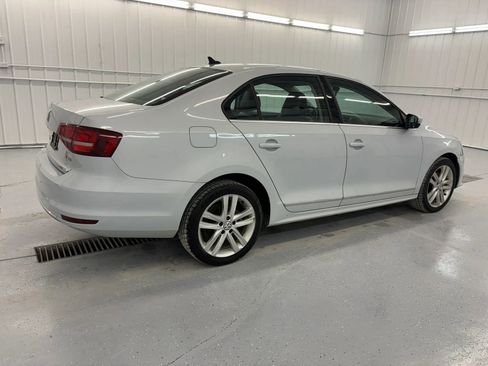 Used 2017 Volkswagen Jetta SEL Premium image 3
