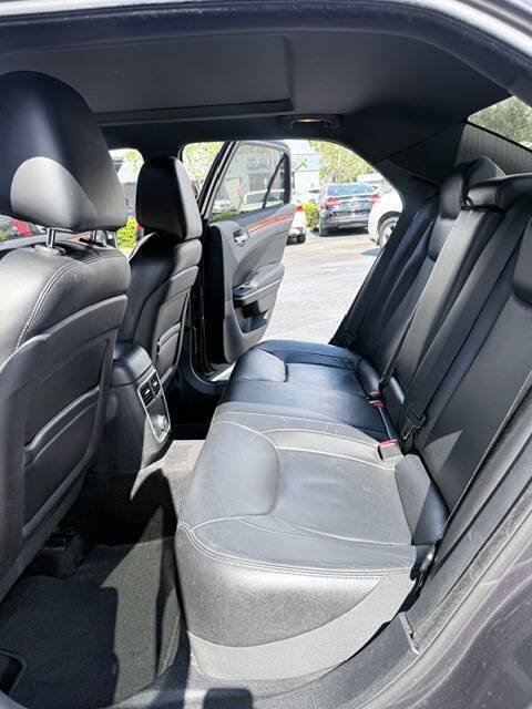 Used 2014 Chrysler 300 RWD image 11