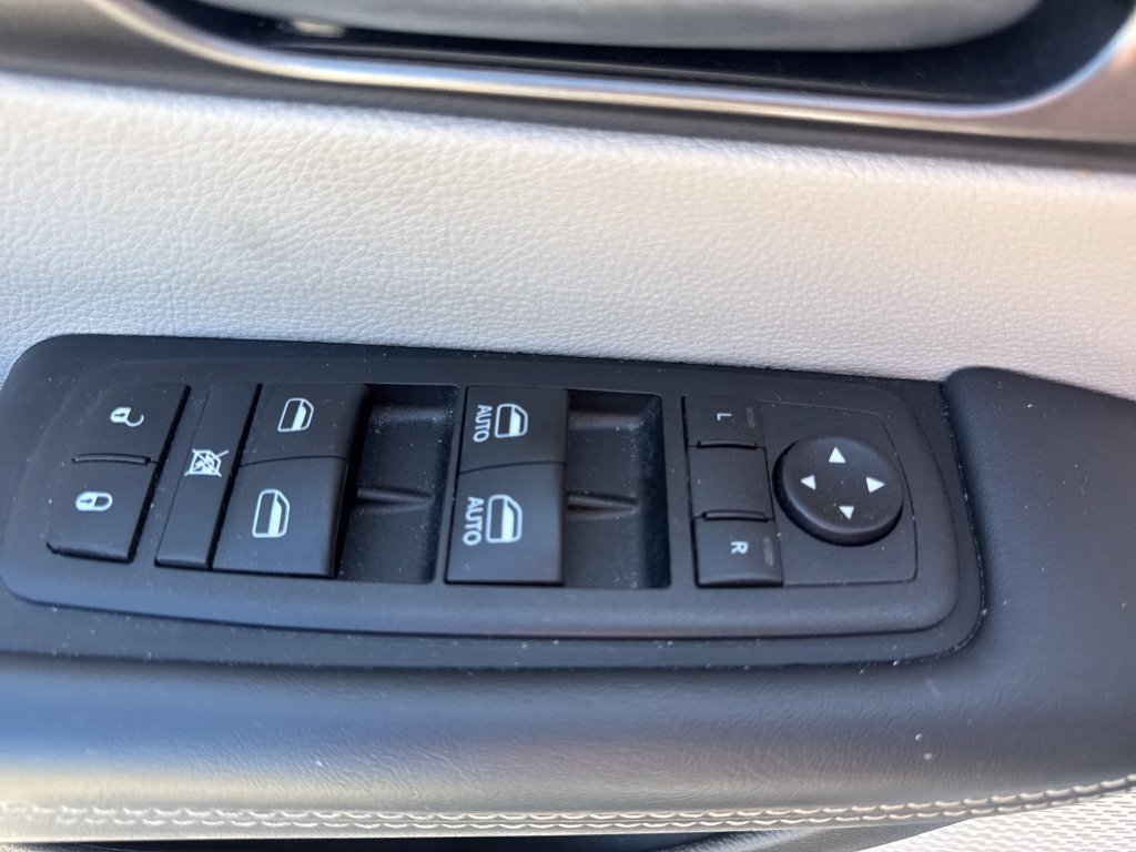 Used 2024 Chrysler Pacifica Touring-L FWD image 19