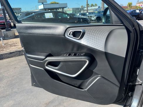 Used 2025 Kia Soul LX w/ LX Technology Package FWD image 18