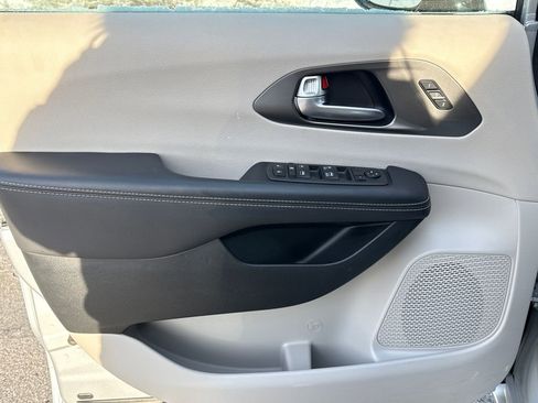 Used 2024 Chrysler Pacifica Touring-L image 16