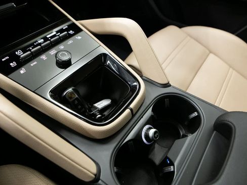 Certified 2025 Porsche Cayenne Coupe image 24