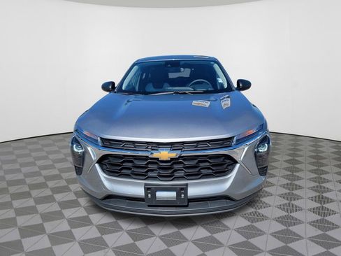 Used 2024 Chevrolet Trax LS w/ Driver Confidence Package FWD image 2