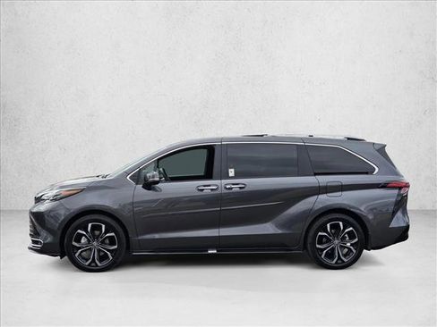 Certified 2025 Toyota Sienna Platinum image 8