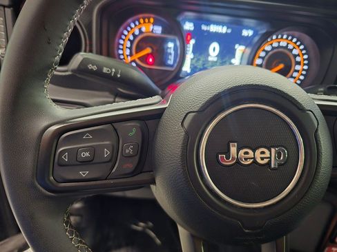 Used 2025 Jeep Wrangler Unlimited Rubicon AWD/4WD image 19