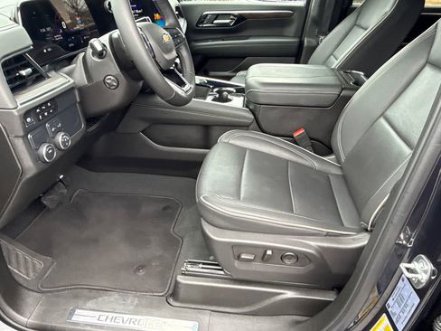 Certified 2025 Chevrolet Suburban Premier image 9