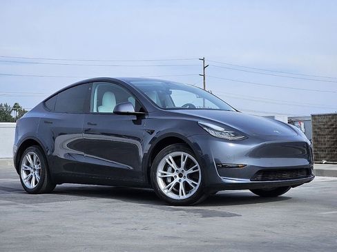 Used 2022 Tesla Model Y Long Range image 4