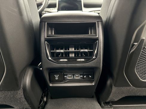 Used 2023 Jeep Grand Cherokee Limited w/ Black Appearance Package image 20