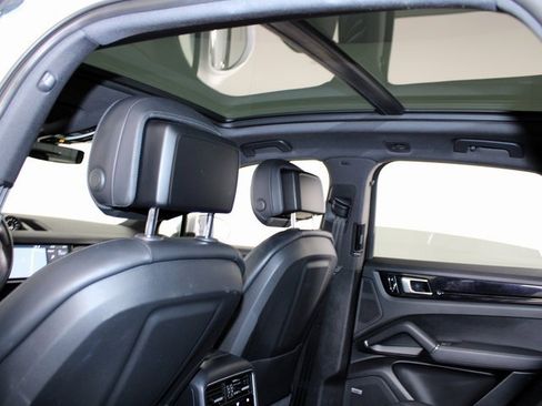 Used 2019 Porsche Cayenne E-Hybrid image 21