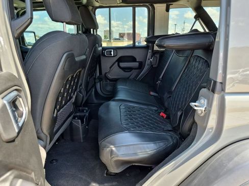Used 2023 Jeep Wrangler Unlimited Rubicon w/ Cold Weather Group AWD/4WD image 11