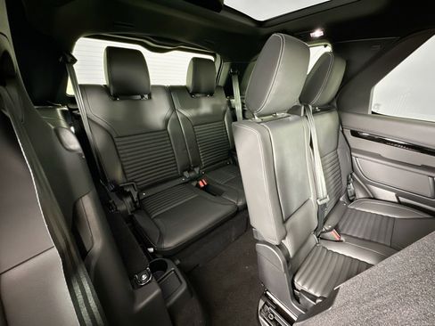 Certified 2025 Land Rover Discovery S image 28