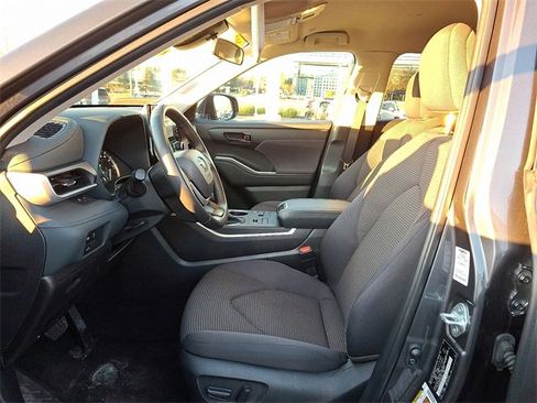 Certified 2024 Toyota Highlander LE image 19