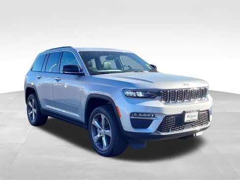 Used 2025 Jeep Grand Cherokee Limited w/ Luxury Tech Group II image 3