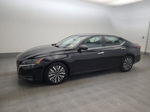 Used 2025 Nissan Altima 2.5 SV FWD image 2