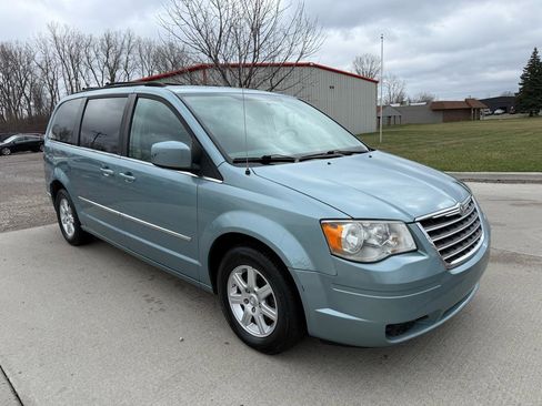 Used 2010 Chrysler Town & Country Touring image 3