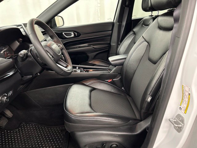 Used 2025 Jeep Compass Latitude AWD/4WD image 6