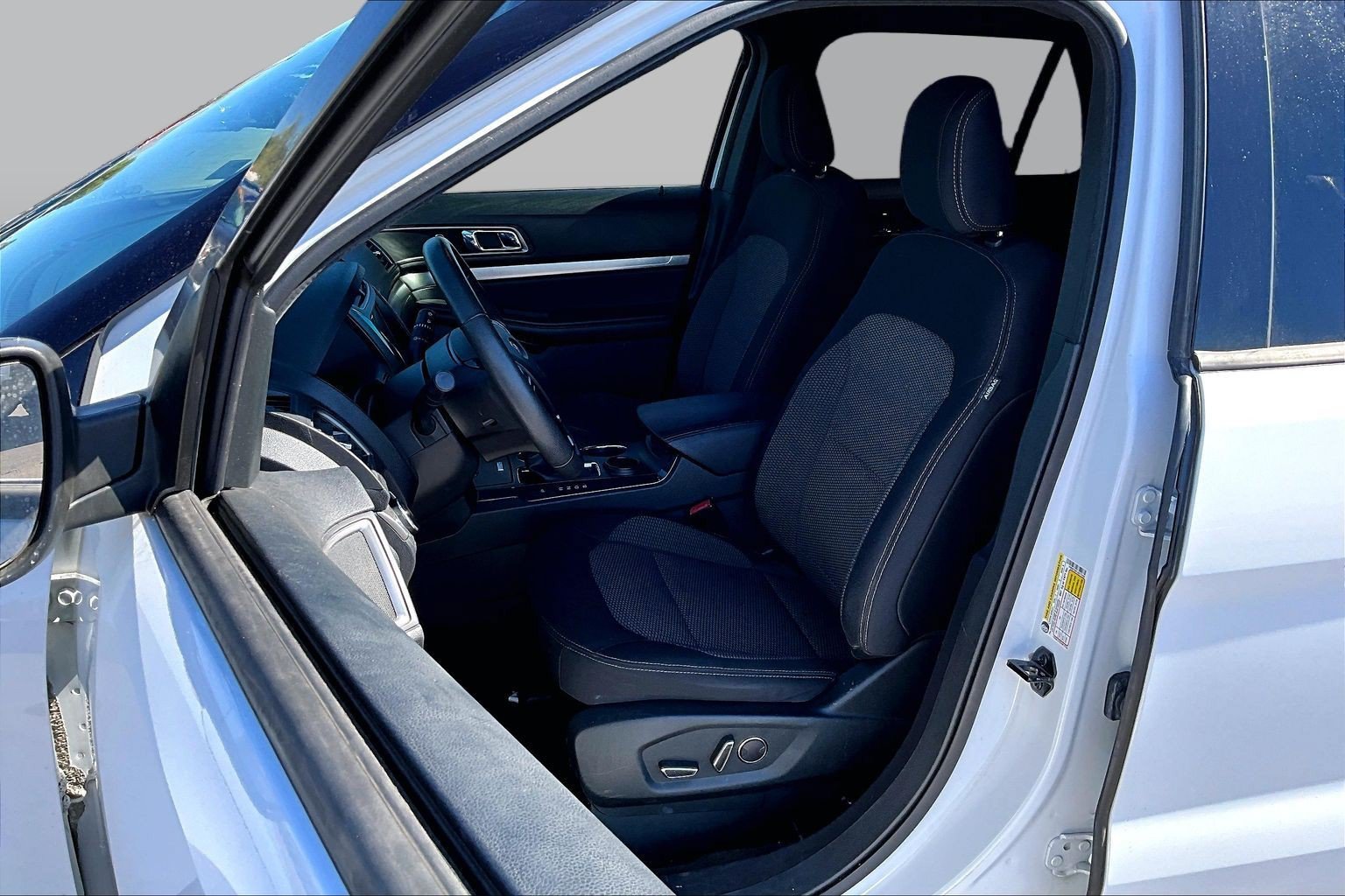 Used 2018 Ford Explorer XLT w/ Equipment Group 201A FWD image 25