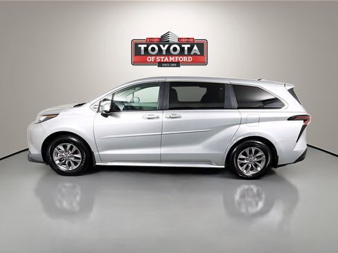 Certified 2023 Toyota Sienna LE AWD/4WD image 4