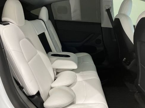 Used 2022 Tesla Model Y Long Range image 38