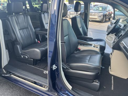Used 2016 Chrysler Town & Country Touring FWD image 49