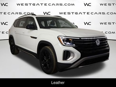 Used 2025 Volkswagen Atlas Peak Edition SE image 4