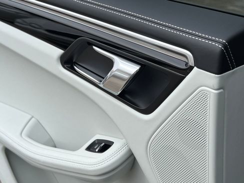 Certified 2025 Porsche Macan image 31