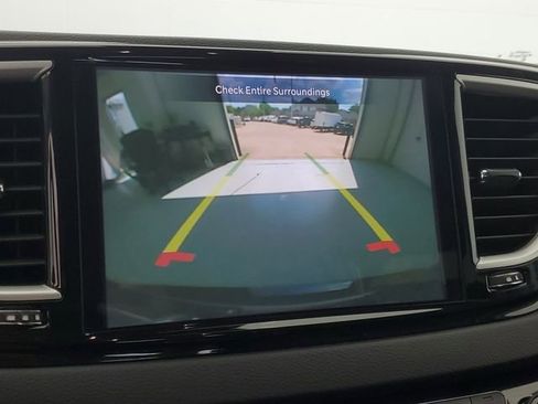 Used 2023 Chrysler Pacifica Touring-L image 27