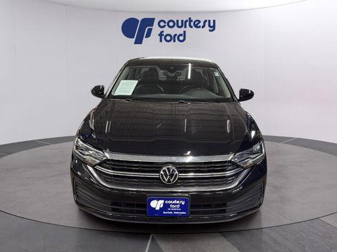 Used 2024 Volkswagen Jetta SE FWD image 2