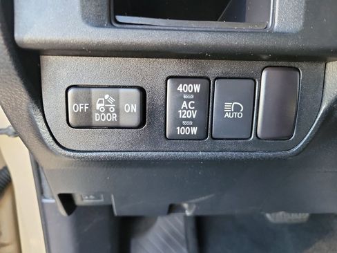 Used 2018 Toyota Tacoma TRD Sport image 30