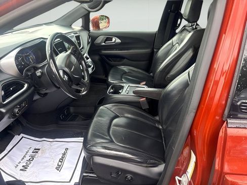 Used 2018 Chrysler Pacifica Touring-L Plus FWD image 28
