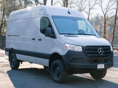 Used 2025 Mercedes-Benz Sprinter 2500 image 3