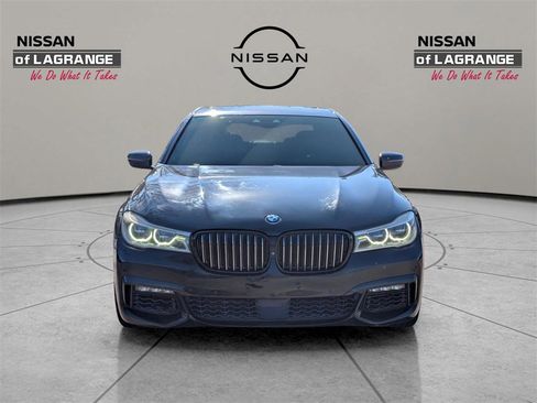 Used 2017 BMW 750i image 2