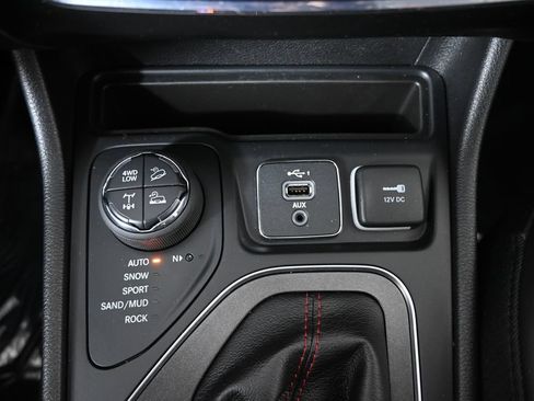 Used 2019 Jeep Cherokee Trailhawk w/ Cold Weather Group AWD/4WD image 30