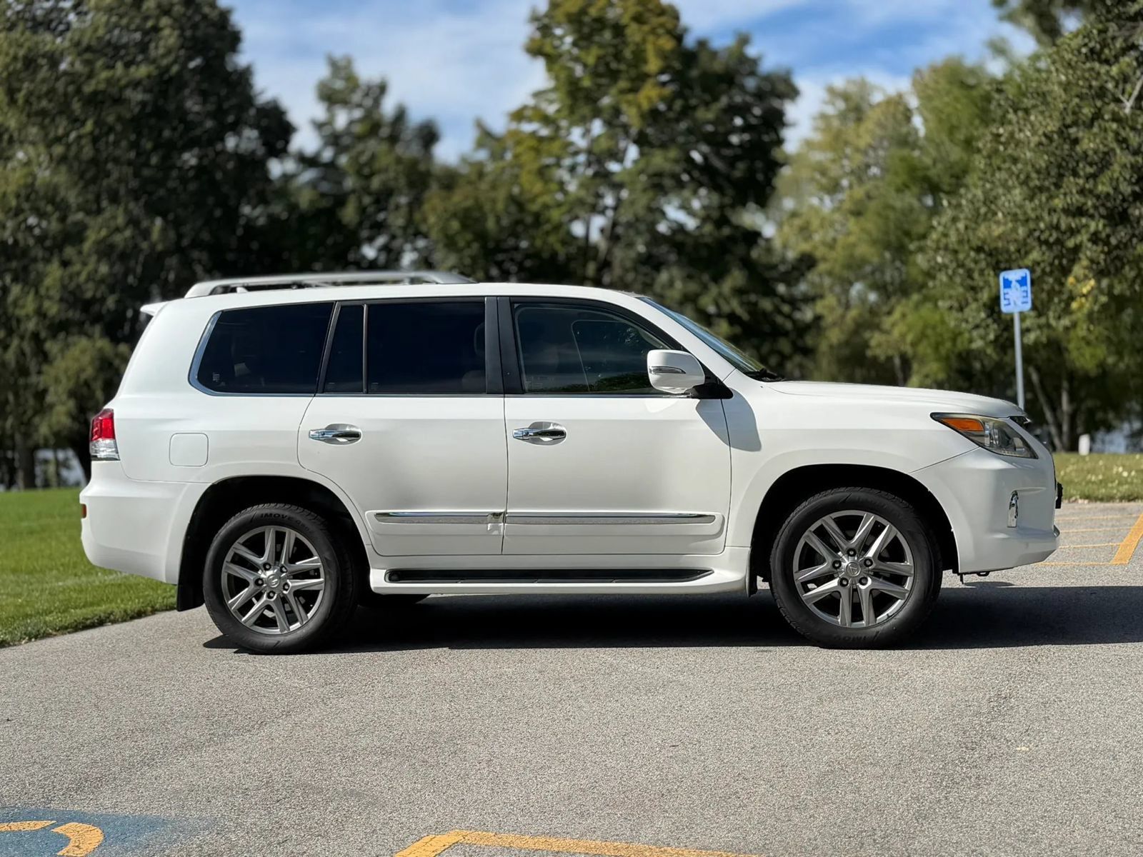 Used 2013 Lexus LX 570 4WD w/ Luxury Pkg image 4