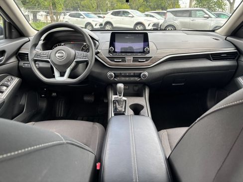 Used 2025 Nissan Altima 2.5 SV FWD image 41