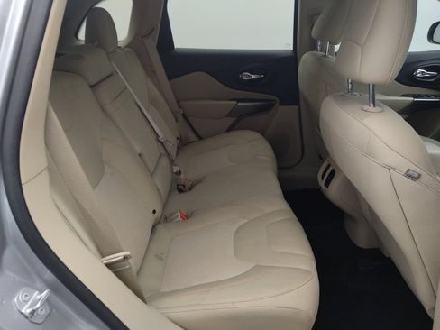 Used 2019 Jeep Cherokee Latitude w/ Popular Appearance Group FWD image 19