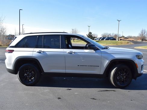 Used 2024 Jeep Grand Cherokee Altitude image 4