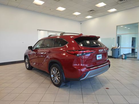 Used 2022 Toyota Highlander Platinum image 5