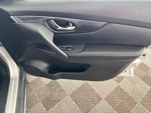 Used 2017 Nissan Rogue SV AWD/4WD image 19