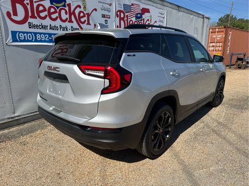 Used 2022 GMC Terrain SLE w/ Driver Convenience Package image 3