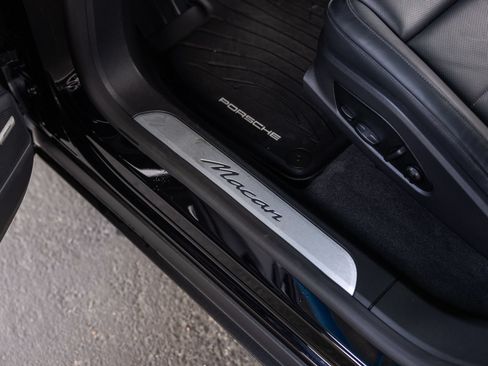 Certified 2025 Porsche Macan Electric RWD image 28