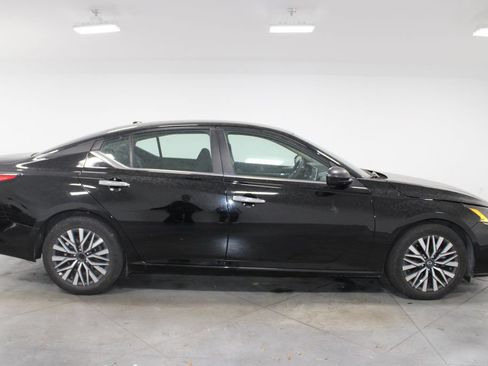 Used 2025 Nissan Altima 2.5 SV FWD image 11