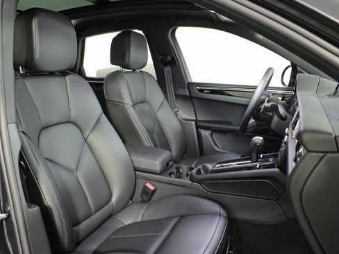 Used 2025 Porsche Macan image 36