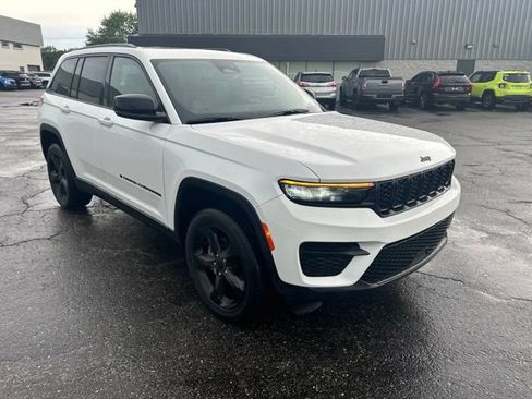 Used 2024 Jeep Grand Cherokee Altitude AWD/4WD image 5