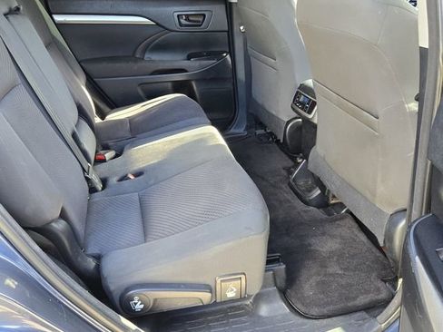 Used 2018 Toyota Highlander LE image 15